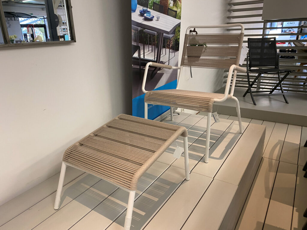 FAUTEUIL BLANC CAMARGUE CORDE TAUPE MELANGE avec REPOSE PIED